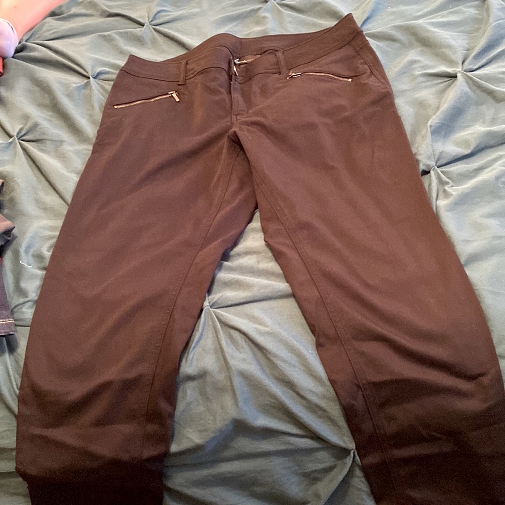 Black ankle pant. Skinny leg.